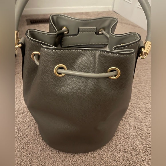 Large Bucket Bag W/Wallet & Crossbody Strap - Picture 4 of 6